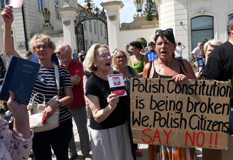 Image: Protesters in front of the presidential palace in Warsaw.