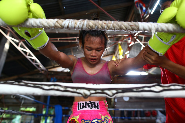 Image: The Wider Image: Transgender boxer fights for acceptance