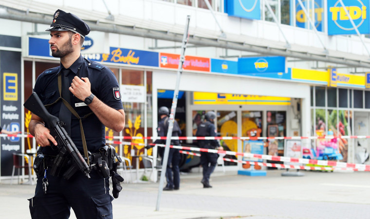 Image: Man attacks people in supermarket in Hamburg