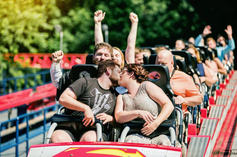 Couple gets married on Superman roller coaster at Six Flags