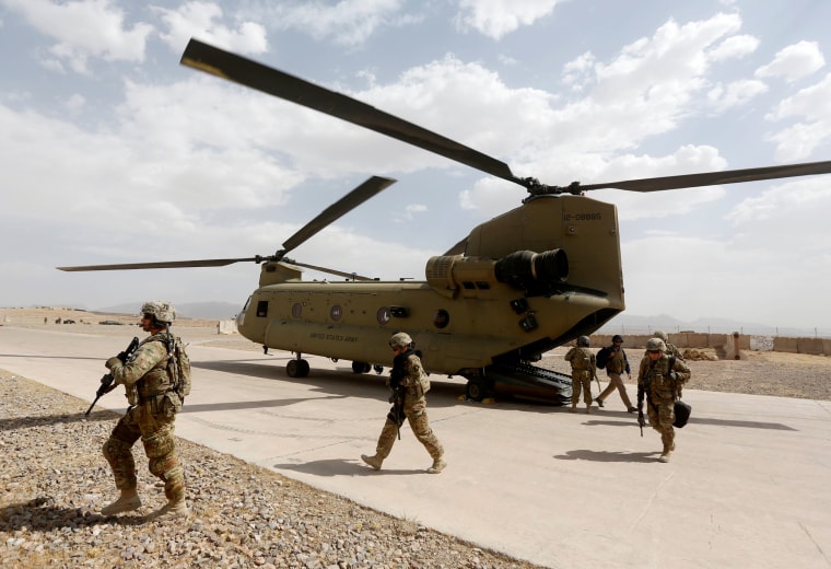 Image: U.S. Troops Walk from a Chinook helicopter in Uruzgan Province
