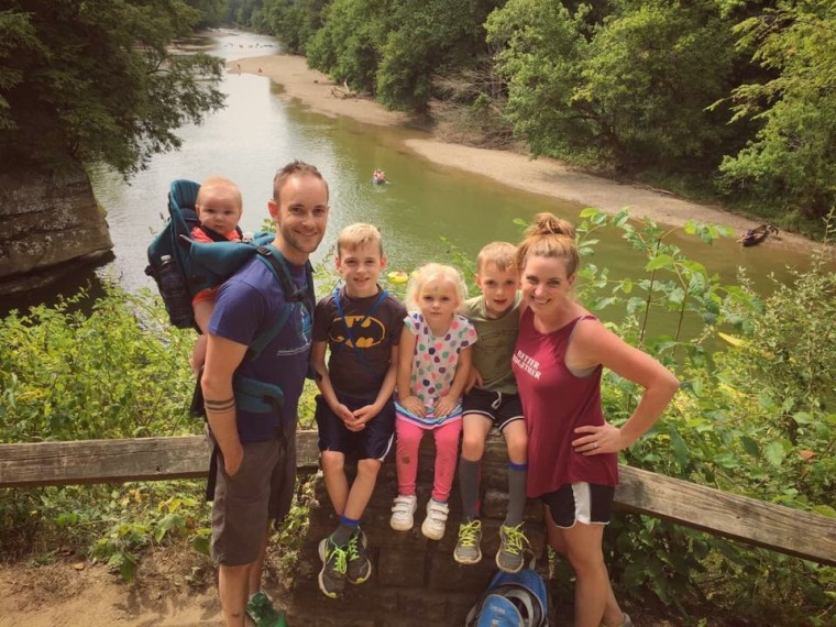 Stranger snaps sweet photo of mom with four kids at the grocery store