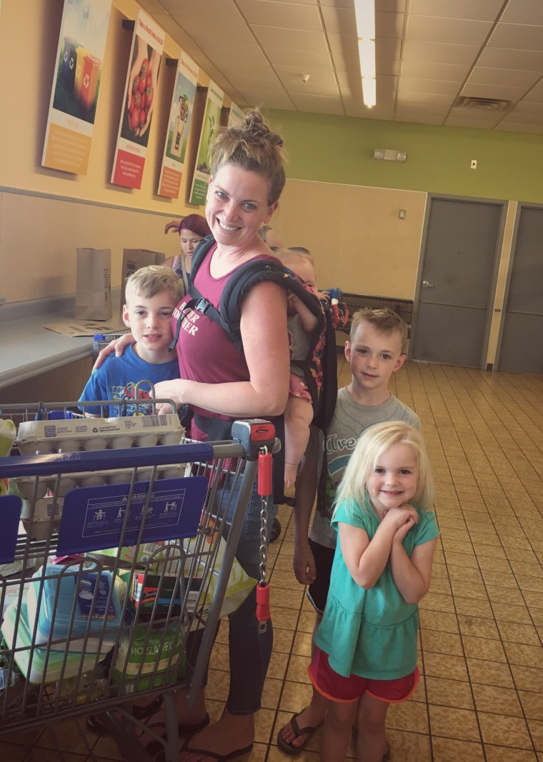 Stranger snaps sweet photo of mom with four kids at the grocery store