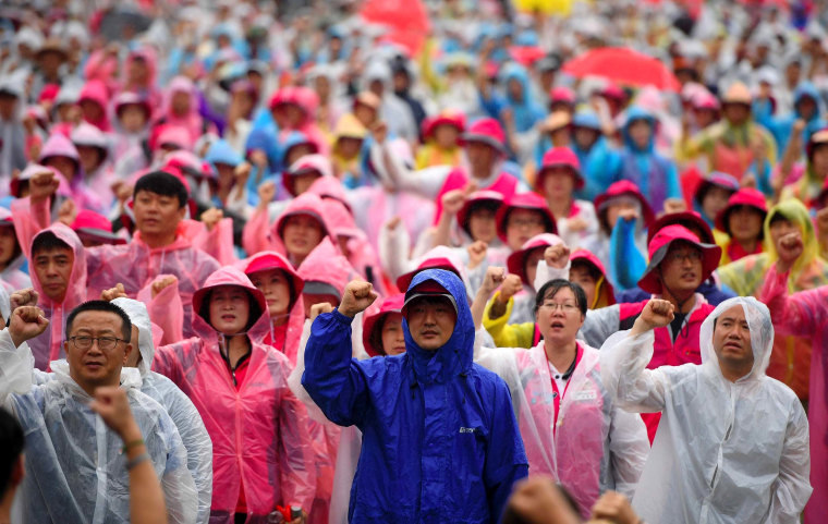 Image: South Korean protesters shout slogans during an anti-U.S. rally 