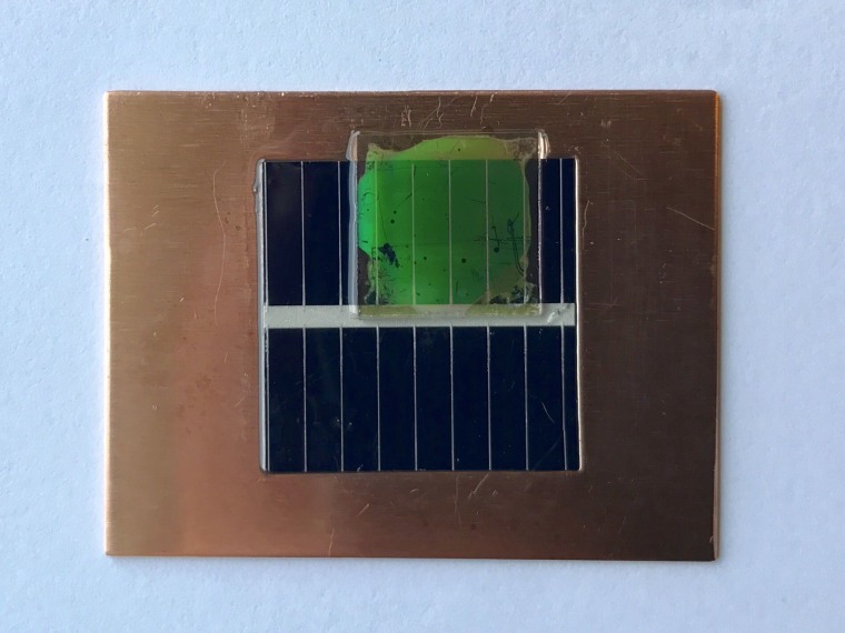 The "nanopatterned" panel appears green independent of the angle at which it's viewed.