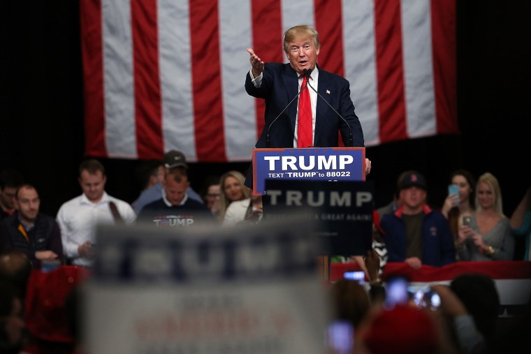 Image: Donald Trump speaks to voters on the eve of the state's primary in North Charleston