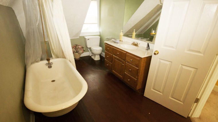 A 118-year-old bathroom gets a mid-century modern makeover