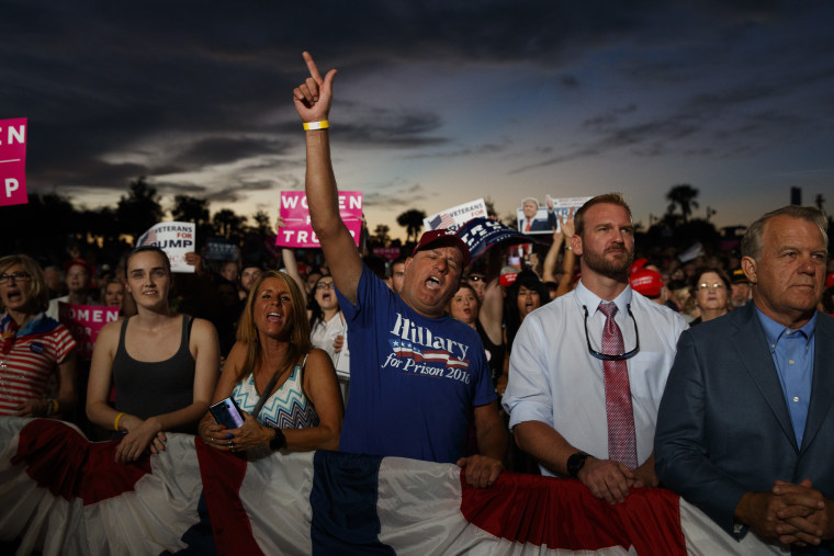 Image: Supporters of Republican presidential candidate Donald Trump cheer