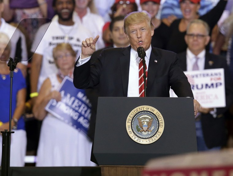 Image: Trump speaks at a rally in Phoenix