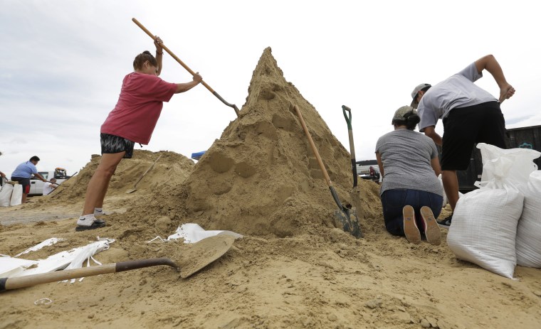 Image: Corpus Christi residents fill sand bags