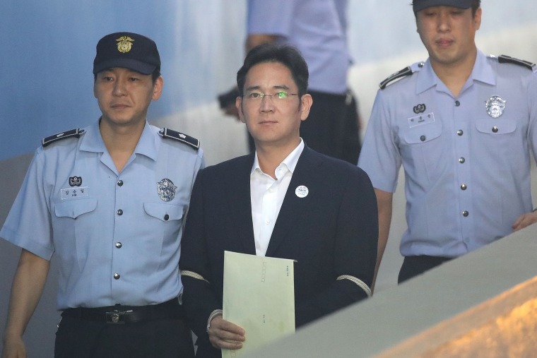 Image: Samsung Group heir Lee Jae-yong arrives at Seoul Central District Court