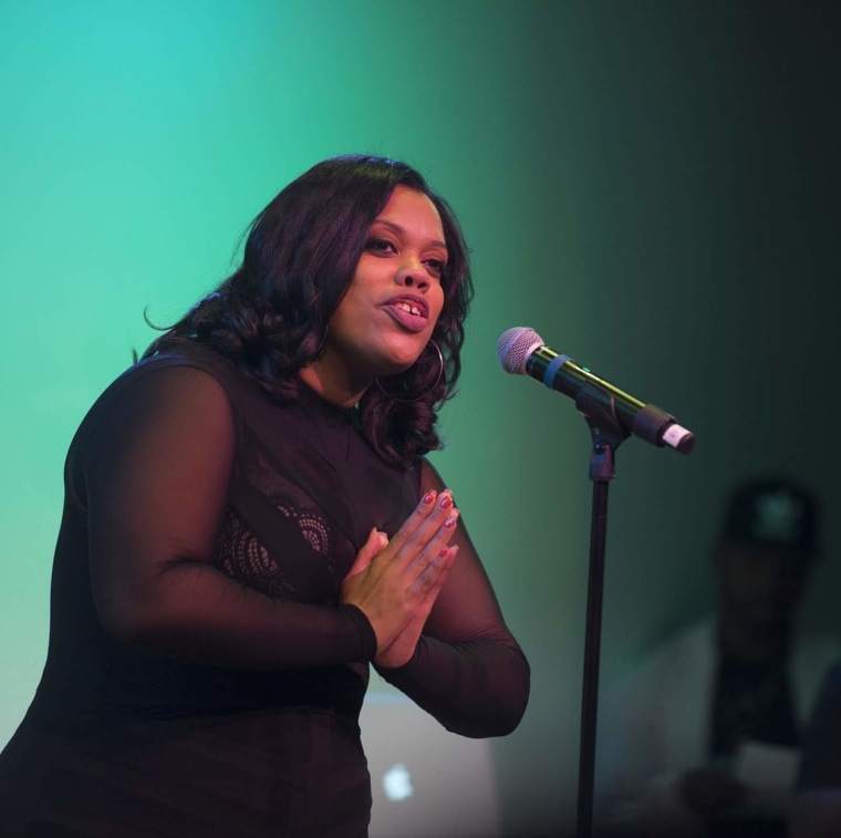 DiDi Delgado performing her poetry