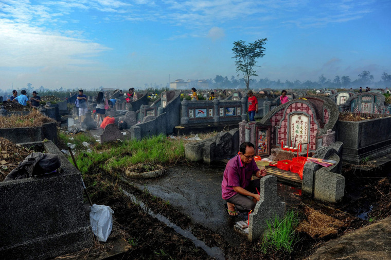 Image: Ethnic Chinese Indonesians visit their ancestral graves at a cemetery in West Kalimantan