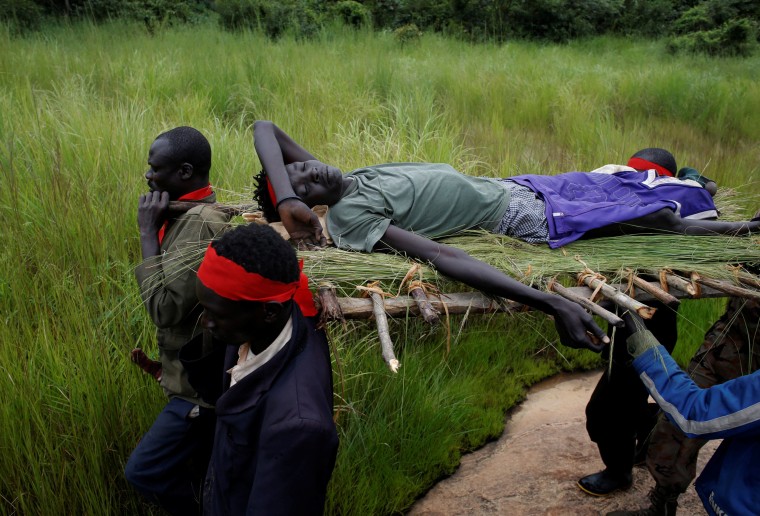 Image: South Sudanese rebels carry an injured rebel after an assault on government forces