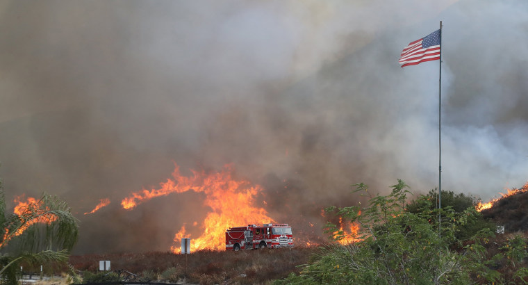 Image: Bush fire jumps Freeway, causes evacuation of 200 homes