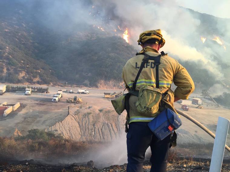 Image: Bush fire jumps Freeway, causes evacuation of 200 homes