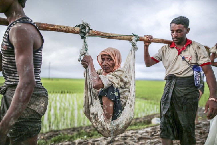 Image: Rohingya people flee from Myanmar