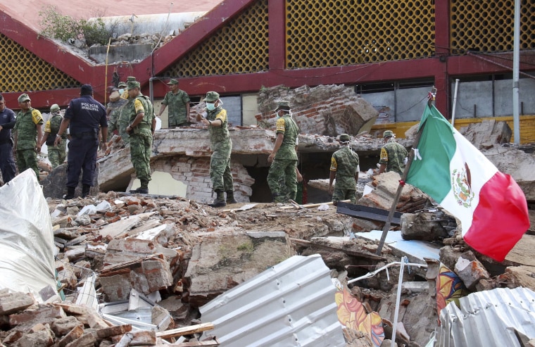 Image: Soldiers remove debris from a partly collapsed municipal building felled by a massive earthquake in Juchitan, Oaxaca state, Mexico