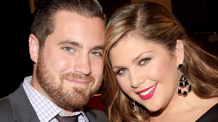 Lady Antebellum S Hillary Scott And Husband Expecting Twin Girls