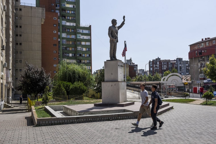 Image: Statue of President Bill Clinton in Pristina