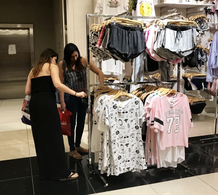 Image: Latina shoppers Latina 2.0