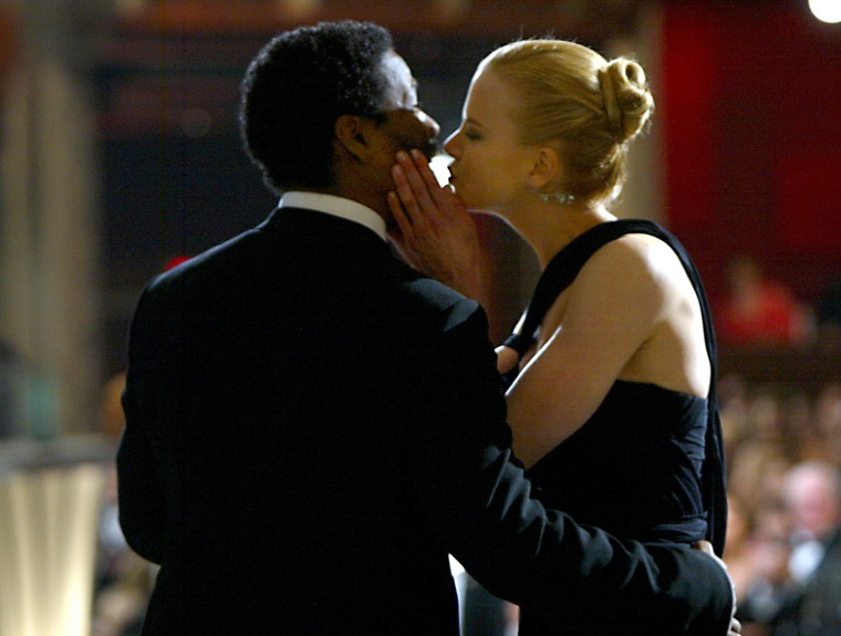 Nicole Kidman won Best Actress for "The Hours", kisses presenter Denzel Washington