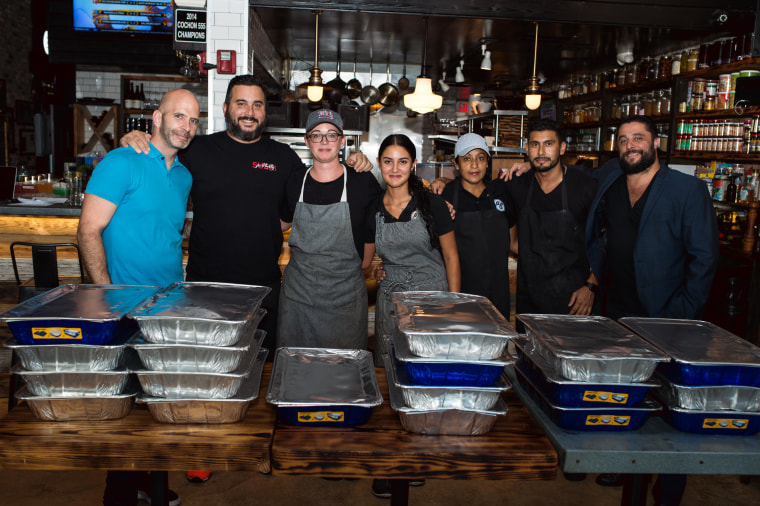 Chef Jose Mend?n with volunteers in Miami.