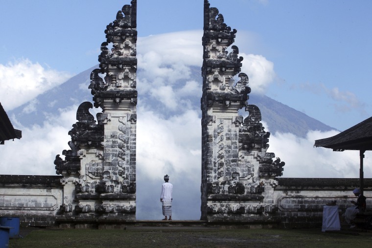 Image: Mount Agung volcano evacuation