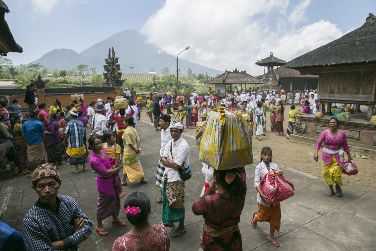 Bali volcano unnerves towns