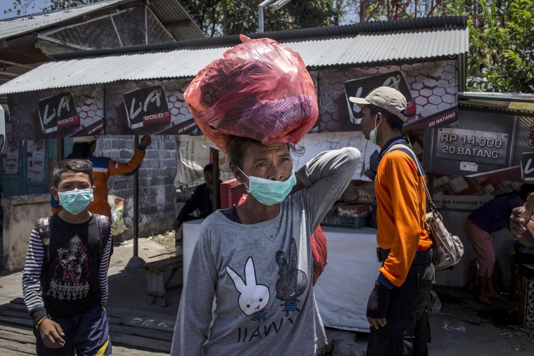 Image: Mount Agung volcano evacuation