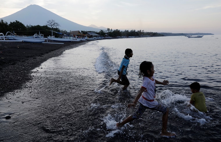 Image: Mount Agung volcano evacuation