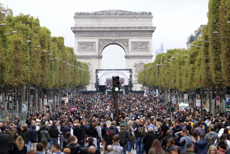 Crowds flock to Champs-Elysees during Paris car-free day