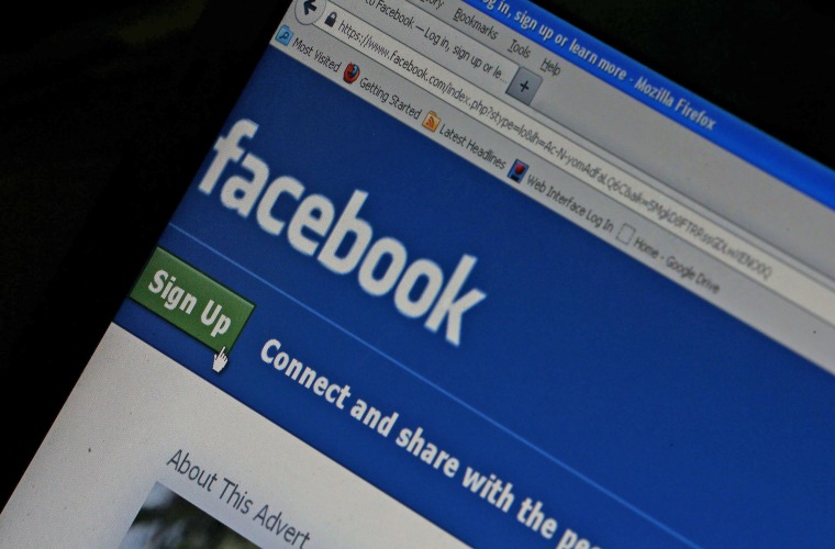 Facebook boss defends targeted ads
