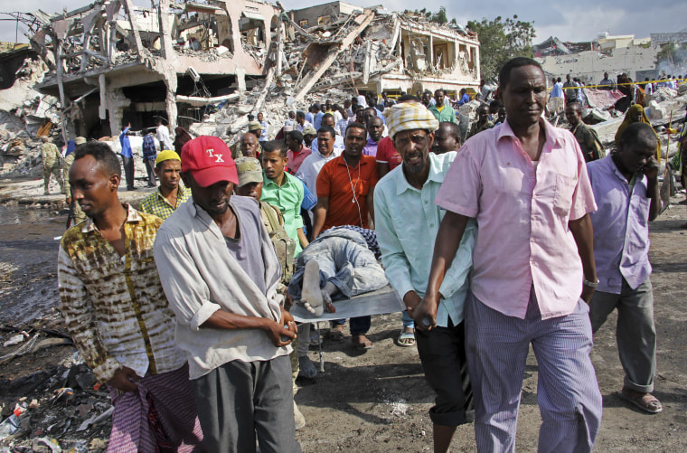Image: Somalis remove the body of a man killed