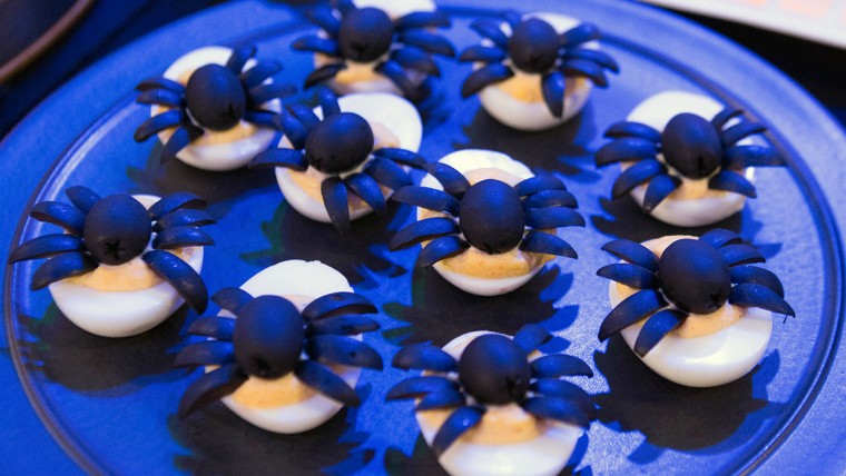 spooky-spider-deviled-eggs-recipe