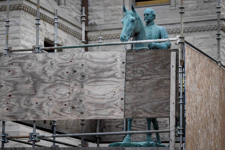 Image: A monument to Confederate General John Hunt Morgan in Lexington