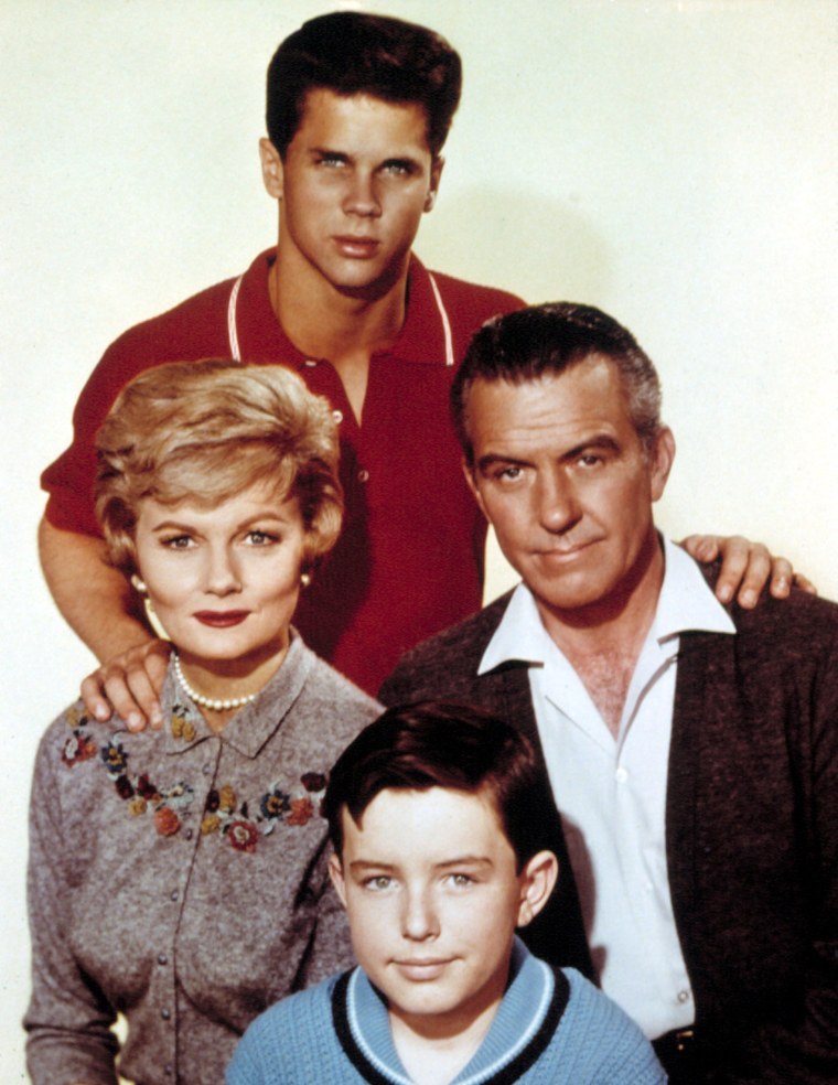 LEAVE IT TO BEAVER, (top) Tony Dow, Barbara Billingsley, Hugh Beaumont, Jerry Mathers, 1957-63.