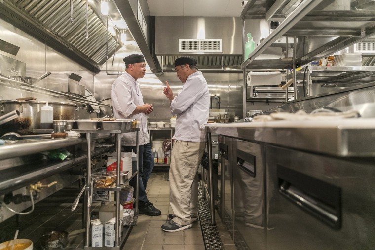 Image: Chen Lieh Tang speaks with an employee in the Hwa Yuan kitchen