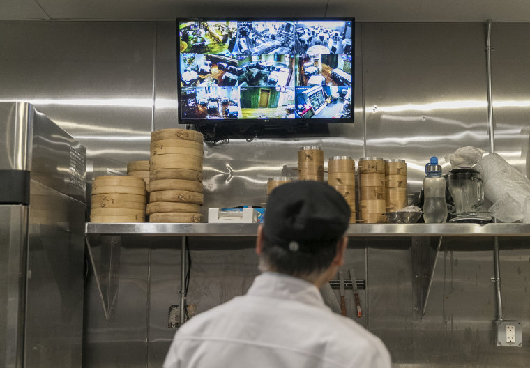 Image: Chen Lieh Tang monitors the restaurant from the Hwa Yuan kitchen