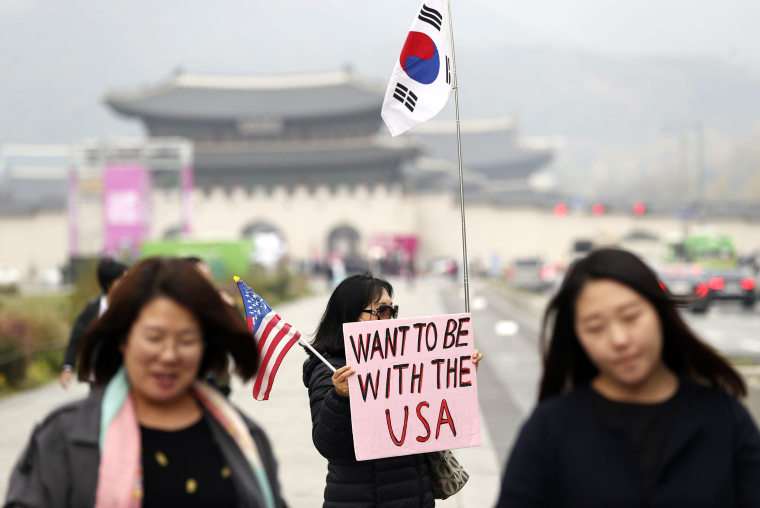 Image: Pro- and anti-Trump rallies in Seoul