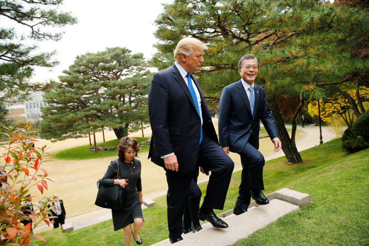 Image: Trump arrives in South Korea for the second stop of his five-country trip to Asia