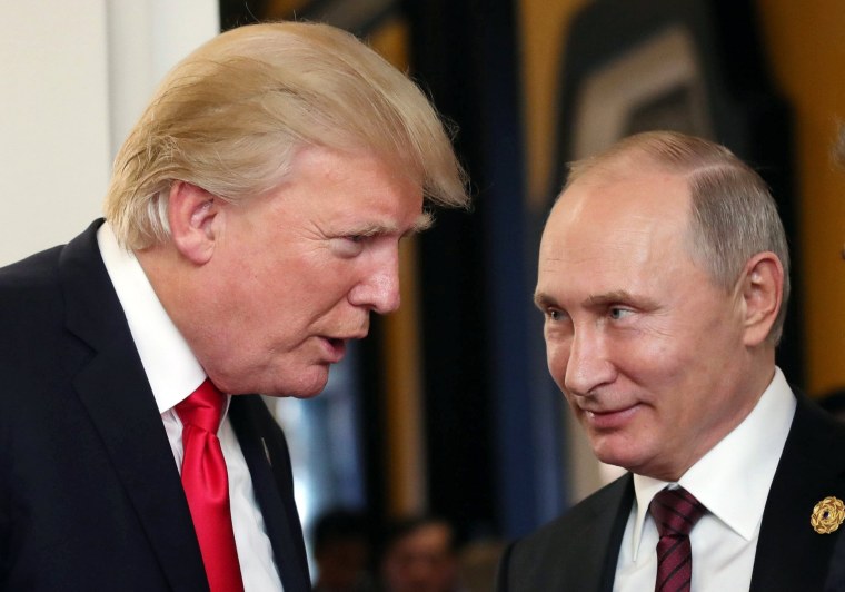 Image: Presidents Trump and Putin talk during the APEC summit in Vietnam on Saturday