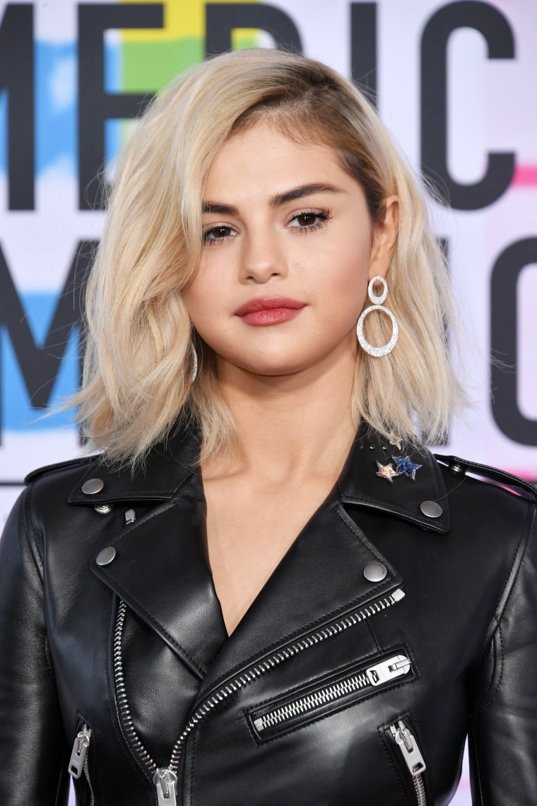 Selena Gomez with blond hair at the 2017 American Music Awards 