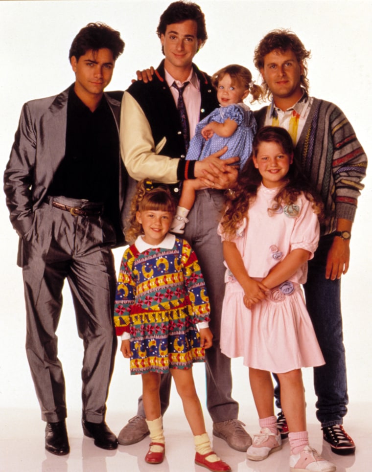 FULL HOUSE, (Clockwise), John Stamos, Dave Coulier, Candace Cameron, Ashley Olsen, Jodie Sweetin, Bo