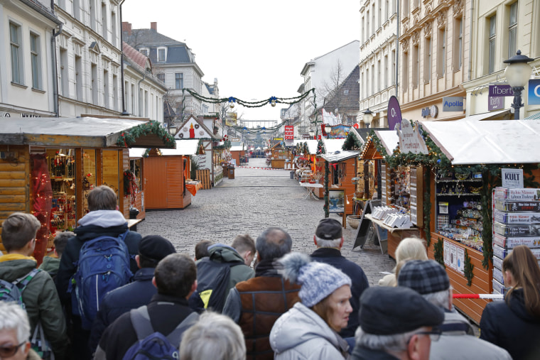 Image: Police say explosive device found at Potsdam Christmas market