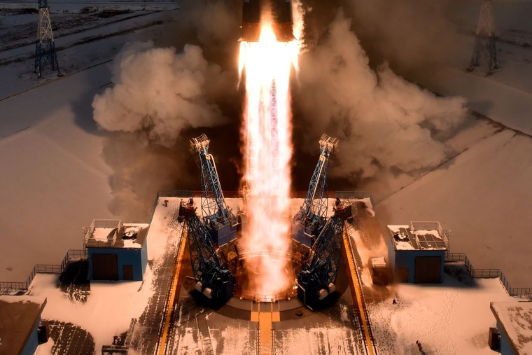 Image: The Soyuz rocket carrying Russia's Meteor-M 2-1 weather satellite lifts off