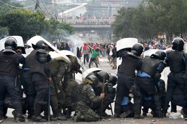 Image: Protesters clash with soldiers and riot police near the Electoral Supreme Court (TSE), in Tegucigalpa, on Nov. 30, 2017.