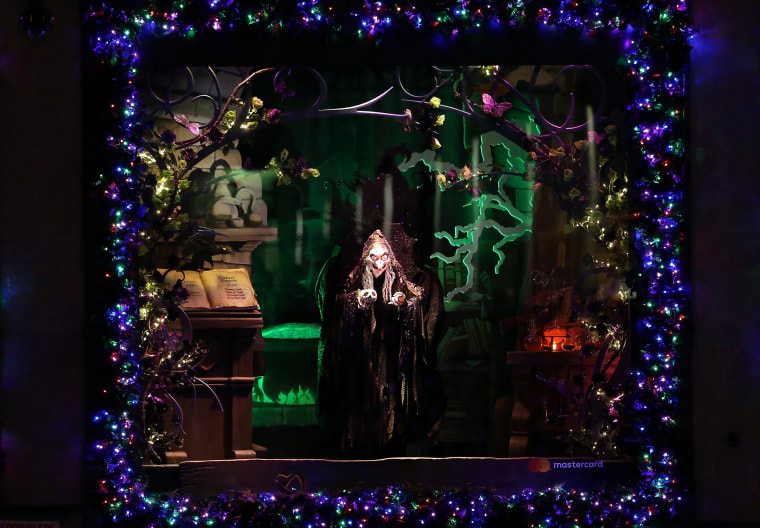 2017 Saks Fifth Avenue Holiday Window Unveiling And Light Show