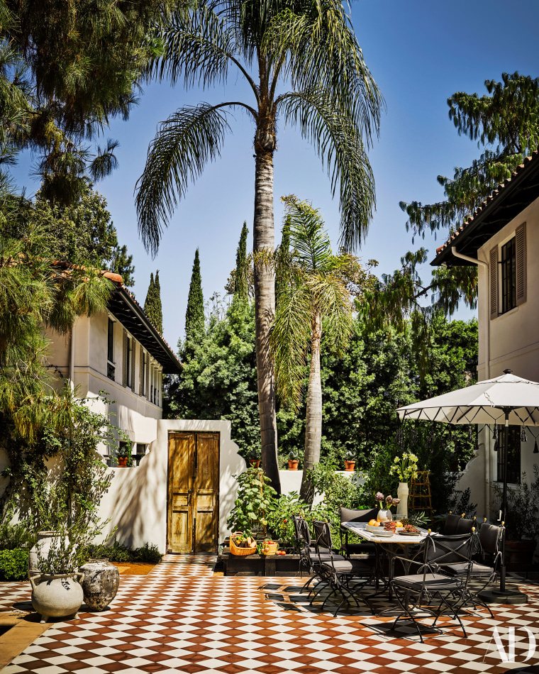 Outside view of Nate Berkus' home.