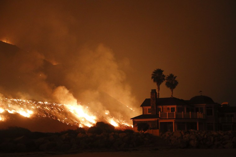 Image: A wildfire threatens homes as it burns along the 101 Freeway